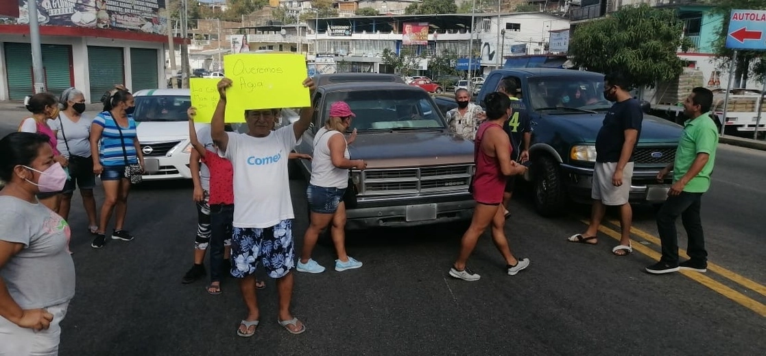 Pobladores se manifestaron sobre la calzada Pie de la Cuesta y frente a las instalaciones de la Comisión de Agua y Alcantarillado de Acapulco, en la zona poniente del puerto, para exigir suministro de agua, pues carecen de ésta desde hace mes y medio, el 16 de marzo de 2021. Foto ‘La Jornada’