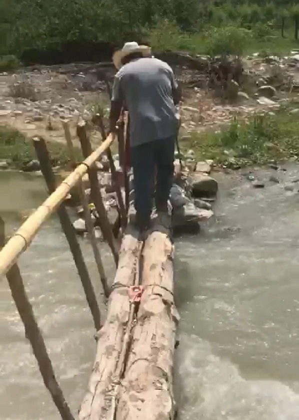 De acuerdo con los lugareños, desde hace varios años colocan puentes artesanales sobre el río, cuando el nivel del cauce está bajo y en las partes donde es más estrecho. Foto Ricardo Montoya