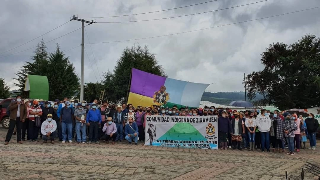 Comuneros de Zirahuén, municipio de Salvador Escalante, colocaron barricadas en dos accesos al pueblo purépecha para defender su territorio porque les fue invadido por empresarios que pretenden construir un complejo turístico, el 15 de junio de 2021. Foto ‘La Jornada’