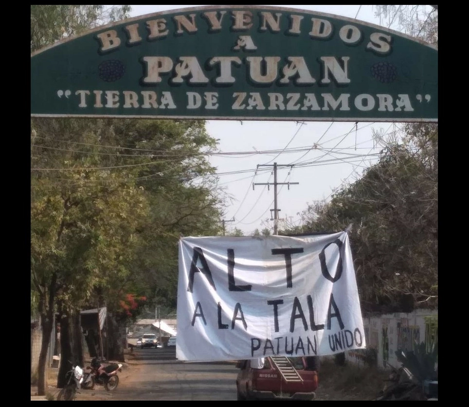 Habitantes del ejido El Patuán, municipio de Ziracuaretiro, bloquearon el acceso a esta población para exigir a las autoridades frenen la tala clandestina y detengan a quienes han provocado incendios forestales con el fin de cambiar el uso de suelo. Foto ‘La Jornada’
