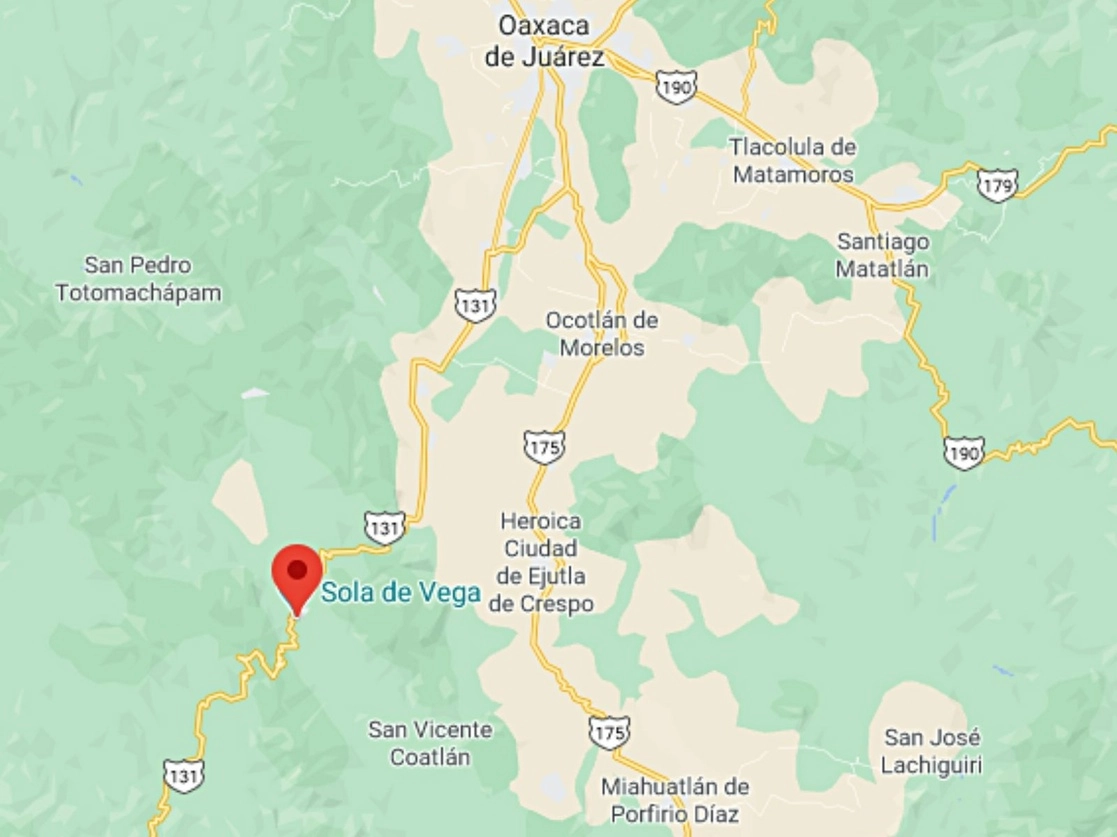 Habitantes del municipio de Villa Sola de Vega, en la Sierra Sur de Oaxaca, mantienen bloqueada la carretera estatal 131 para demandar la destitución del presidente municipal panista, Esaú Núñez Calvo por un presunto desvío de recursos. Imagen tomada de Google Maps