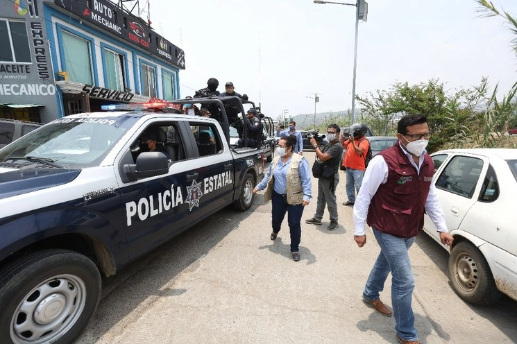 Los pobladores lanzaron piedras contra el ayuntamiento donde se refugió la brigada. Foto Jorge A. Pérez Alfonso