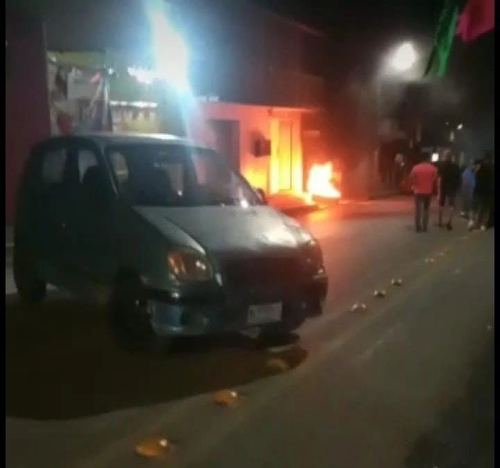 Los pobladores protestan por la detención de tres presuntos ladrones de autos. Foto Juan Ricardo Montoya 