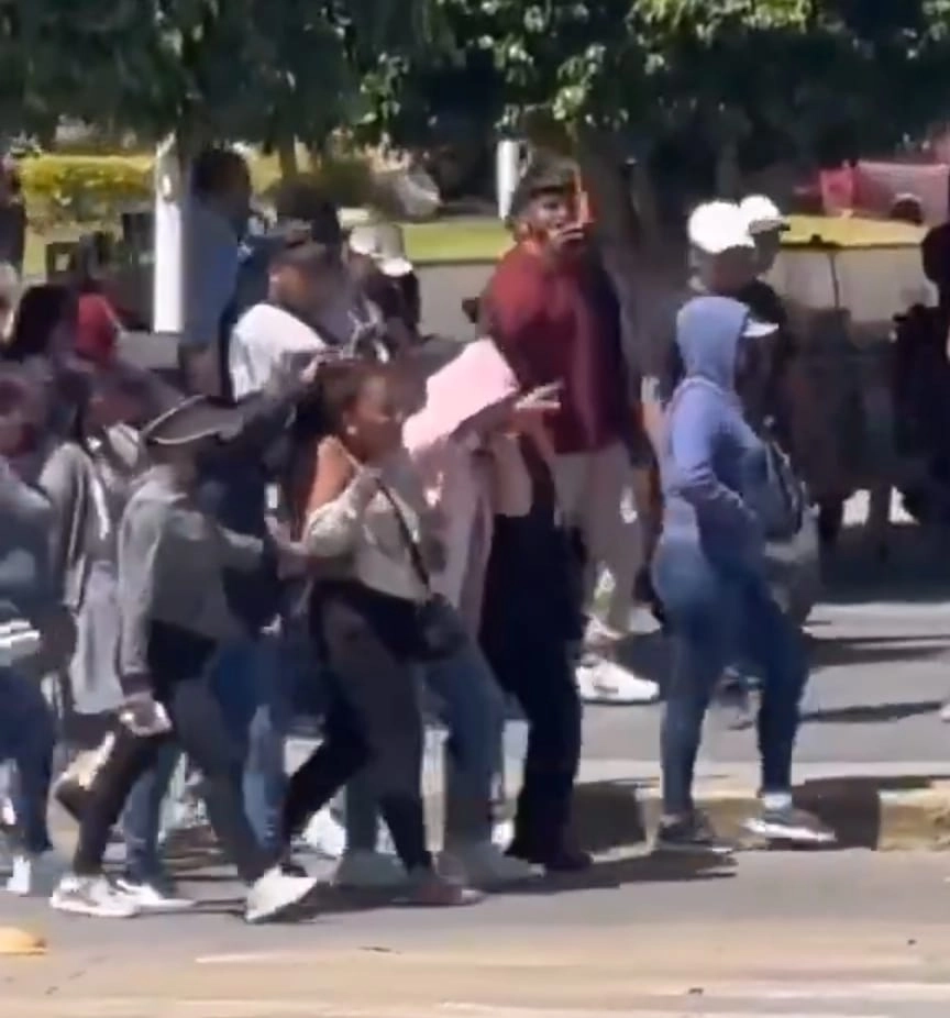 La mujer fue obligada por pobladores a caminar por calles del municipio. Foto Especial