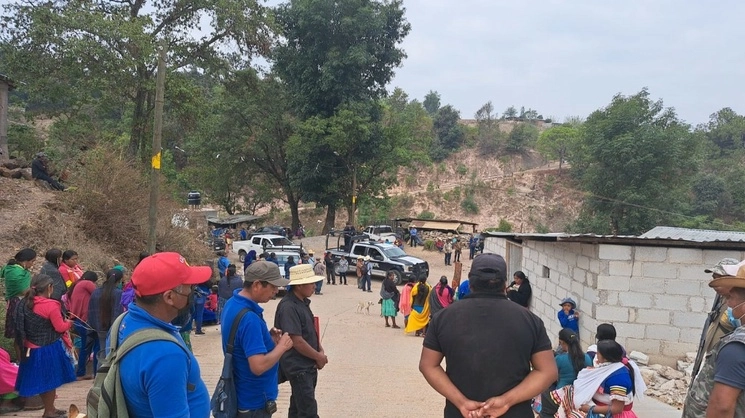 Pobladores de distintas localidaeds retienen en Alcozacán, municipio de Chilapa de Álvarez, al presidente municipal, Aldy Esteban Román. Foto ‘La Jornada’

