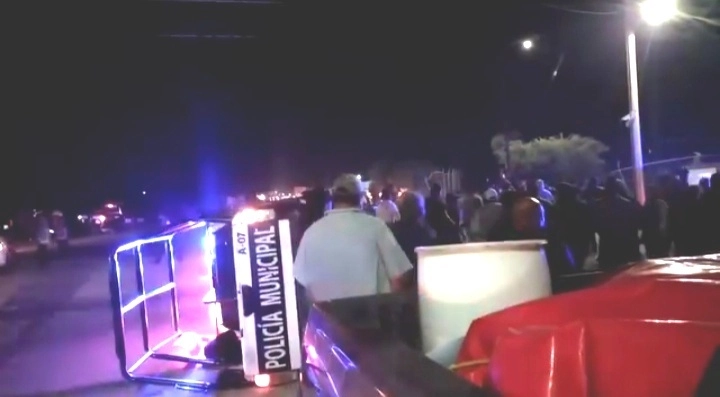 Los vecinos de la localidad de Dajiedhi, del municipio de Actopan, voltearon una patrulla y agredieron a dos policías municipales tras la supuesta detención de un vendedor de barbacoa. Foto La Jornada