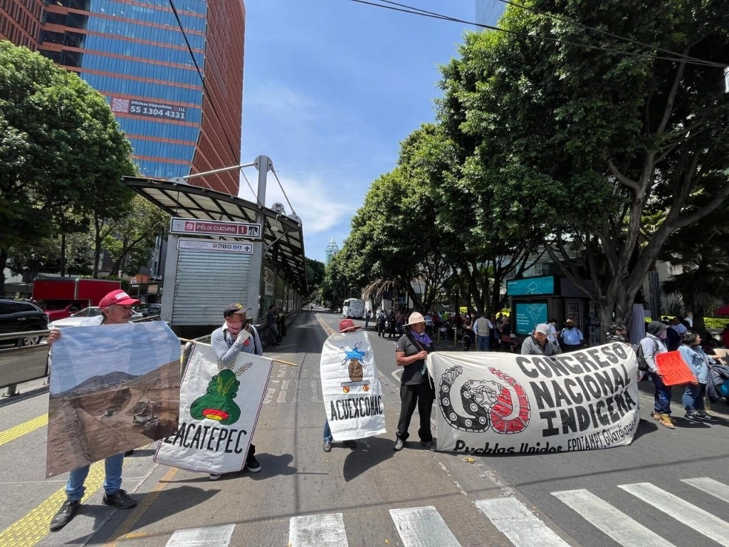 Pobladores de Cholula, Puebla, bloquean la avenida Insurgentes, al cruce con Félix Cuevas, frente al edificio de la Profepa, para protestar en contra de la construcción de un basurero, en la Ciudad de México, el 11 de junio de 2024. Foto Alfredo Domínguez