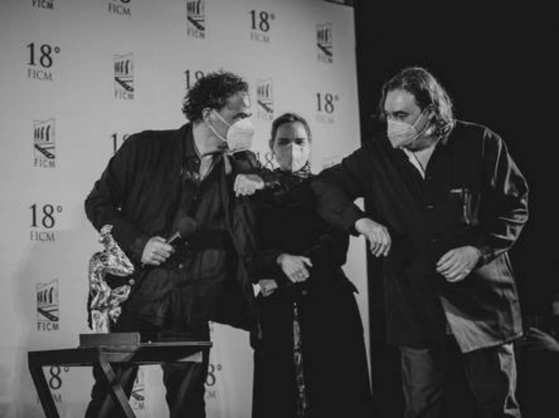 El realizador Alejandro González Iñárritu, acompañado de Daniela Michel y Cuauhtémoc Cárdenas Batel, durante la apertura del encuentro fílmico. Foto cortesía FICM