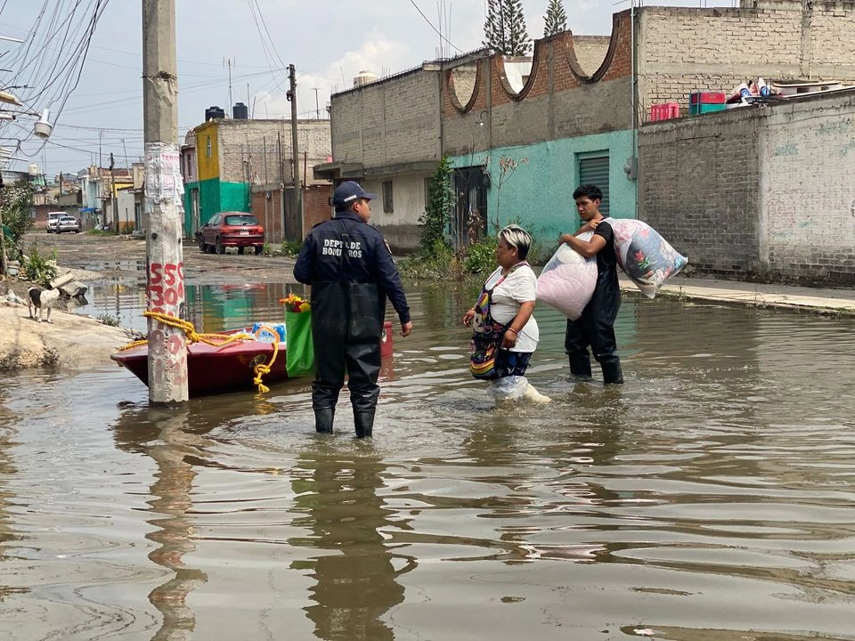La zona cero en Chalco, estado de México, otra vez se inundó a causa de las lluvias del sábado por la noche; el director de la Conagua, Efraín Morales López, recorrió el lugar para ordenar se intensifiquen los trabajos de construcción del nuevo colector Solidaridad. Foto   
