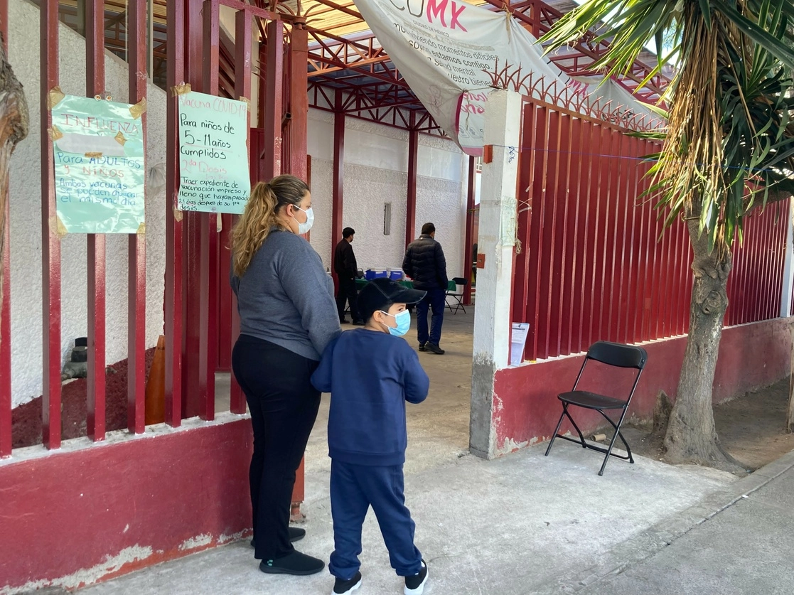 En un centro de salud capitalino, donde se aplica desde hoy la vacuna cubana Abdala contra el covid-19. Foto Ángel Bolaños Sánchez