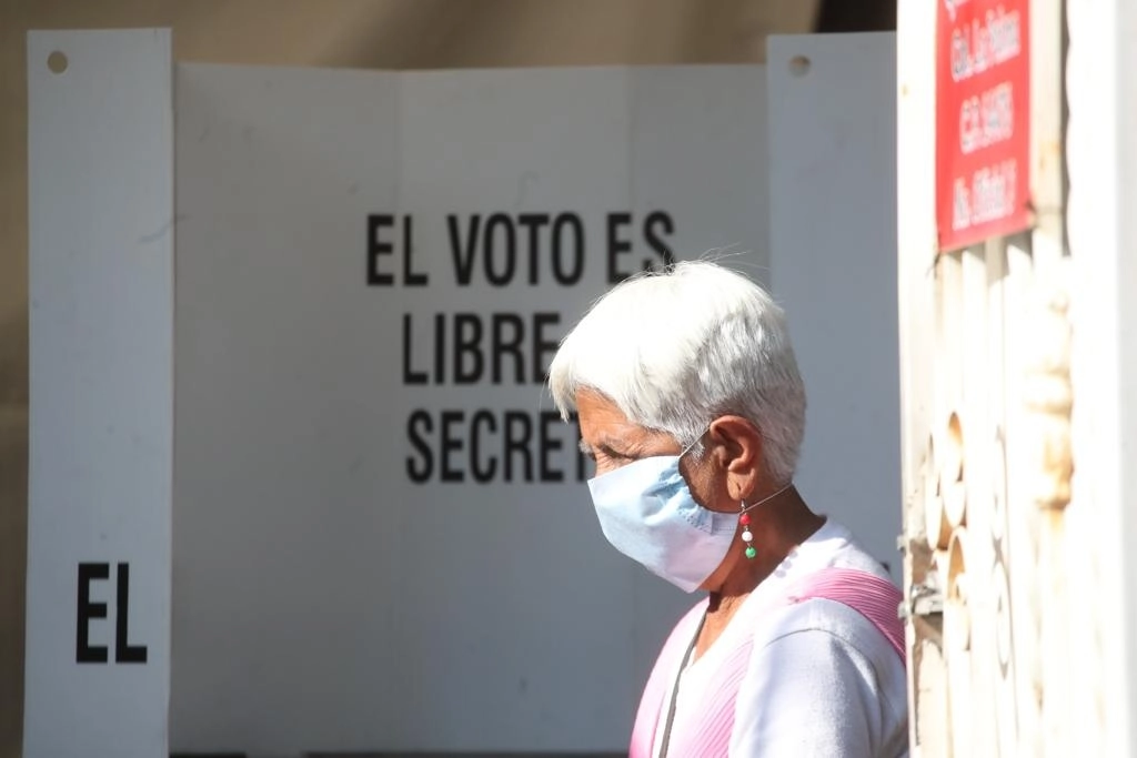 Ciudadanos participan en la consulta de revocación de mandato, este domingo 10 de abril de 2022. Foto Luis Castillo