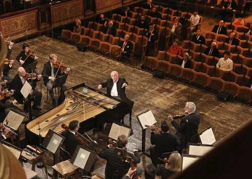 Imagen del primer concierto que dio la Filarmónica de Viena en el Musikverein, el pasado 5 de junio, ante sólo 100 personas debido a los nuevos protocolos sanitarios en esa ciudad. Foto Ap