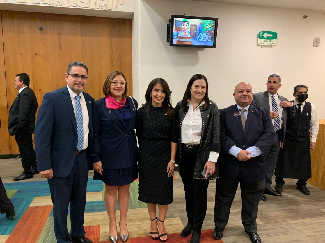 Integrantes del Instituto Mexicano de Contadores Públicos (IMCP) con la diputada Patricia Terrazas Baca, el 19 de octubre de 2022. Foto tomada del Twitter del @IMCP