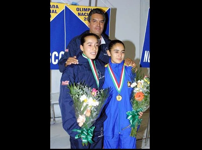 El entrenador Francisco Rueda, con las clavadistas Laura Sánchez (izquierda) y Paola Espinosa, cuando eran seleccionadas juveniles. Foto Conade