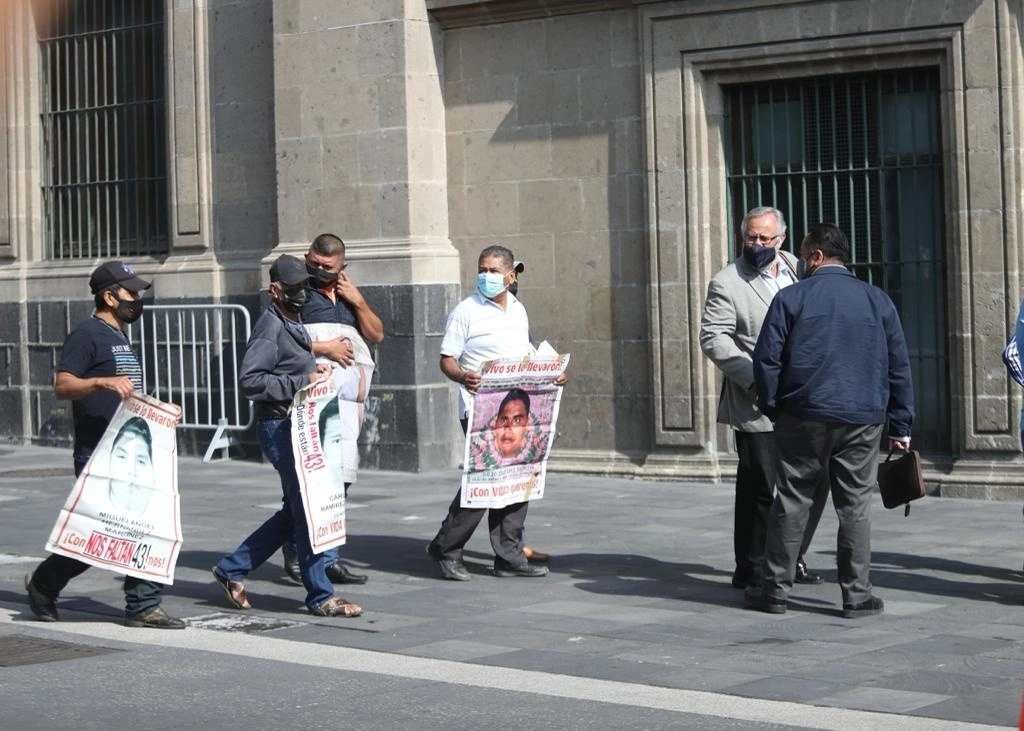 Algunos de los padres de los 43 estudiantes desaparecidos de Ayotzinapa, a su llegada a Palacio Nacional, para la reunión de este viernes con el presidente López Obrador. Foto Yazmín Ortega Cortés