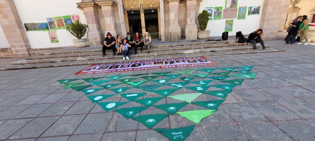 Mara Muñoz Galván, otra abogada y vocera del Movimiento Feminista de Zacatecas -moderadora de la conferencia de prensa de este lunes-, informó que ante la pasividad de la fiscalía y la comisión de derechos humanos locales, la demanda de justicia y castigo a los responsables se pedirá a la Comisión Nacional de Derechos Humanos. Foto Facebook Movimiento Feminista de Zacatecas