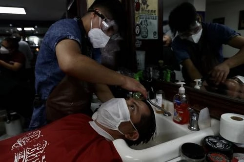 En el reinicio de actividades en esta barbería de la colonia Anzures se aplican medidas como toma de temperatura, desinfección y uso de cubrebocas y gafas. Foto Yazmín Ortega Cortés