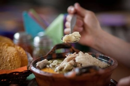 Pese a la amenaza del Covid-19 y las medidas recomendadas, restaurantes y comercios no ofrecen una forma adecuada para lavarse las manos con agua y jabón. 
Foto Xinhua / Archivo 