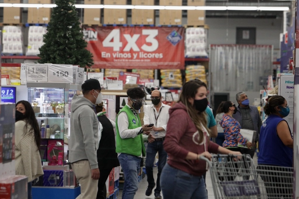 Personas hacen fila para entrar a una tienda para aprovechar las ofertas de llamado Fin Irresistible. Foto Roberto García Ortiz 