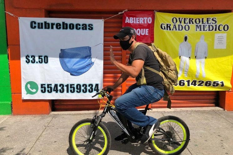 Vendedores ambulantes y de servicio a domicilio, en Ciudad de México. Foto Luis Castillo