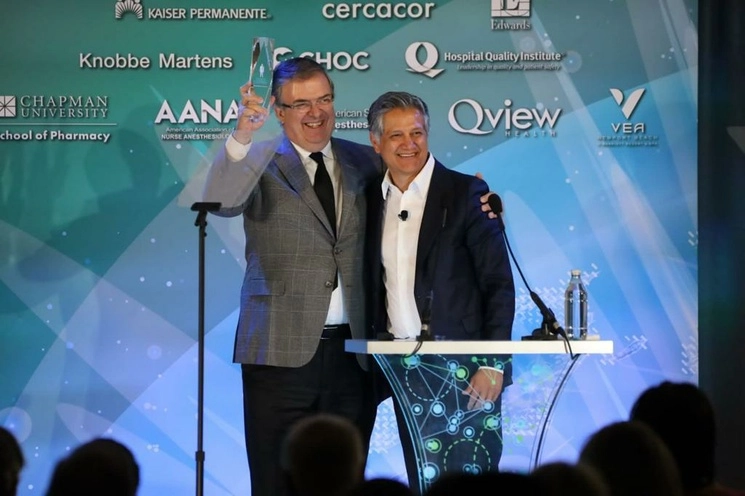 En Newport Beach, California, y en representación de México, el canciller Marcelo Ebrard  recibió el premio "Joe Kiani Humanitarian Award" de la Patient Safety Movement Foundation, por la gestión en el abastecimiento de vacunas contra covid-19, el 2 de junio de 2023. Foto tomada de Twitter @SRE_mx