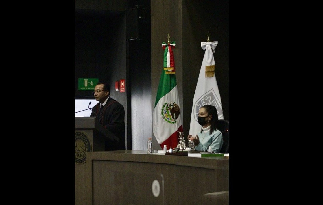 La jefa de Gobierno, Claudia Sheinbaum, acompaña al magistrado presidente del Poder Judicial de la CDMX, Rafael Guerra Álvarez, durante su tercer informe de labores. Foto tomada de la cuenta de Twitter @MagRafaelGuerra 