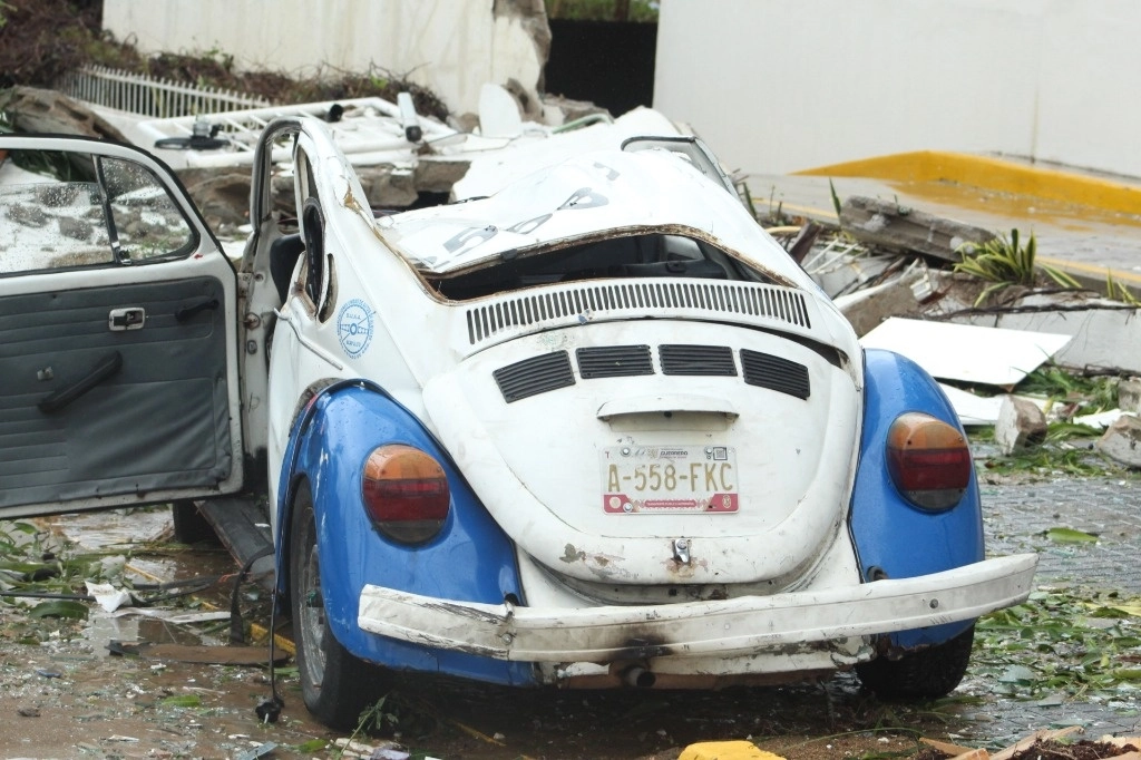 Afectaciones en vehículos de Acapulco tras el impacto del huracán 'Otis'. Foto Héctor Briseño