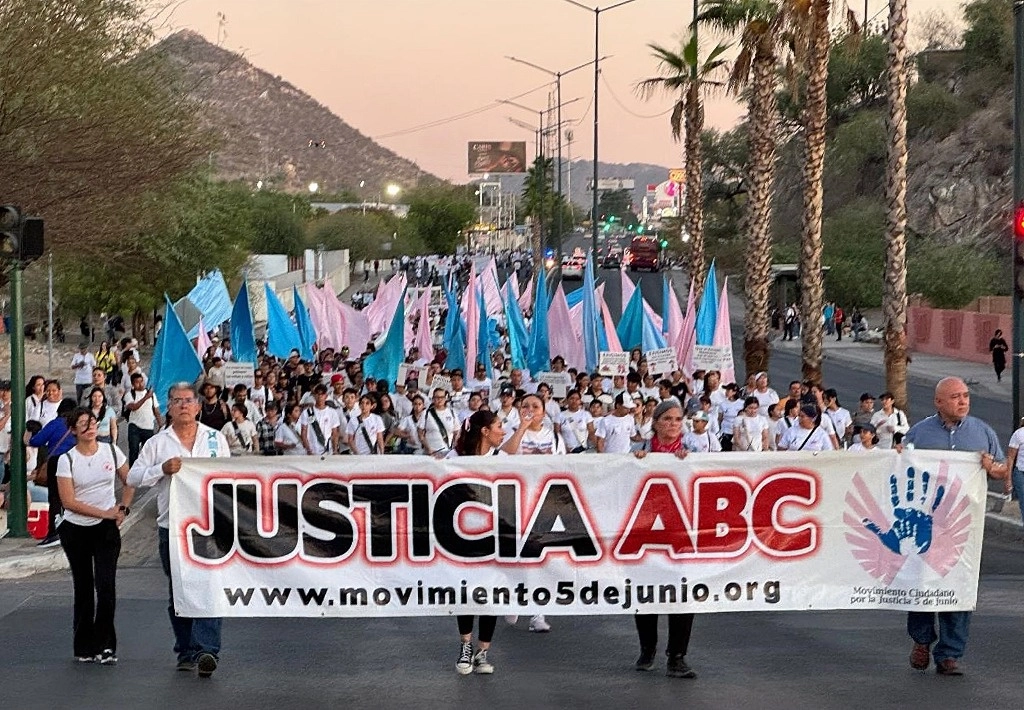 Familiares de los 49 menores que fallecieron y jóvenes sobrevivientes del incendio de la guardería ABC, ocurrido en 2009, ayer durante una manifestación en Hermosillo, para exigir al IMSS ser reconocidos como víctimas que requieren atención médica de primer nivel. Foto Cristina Gómez Lima
