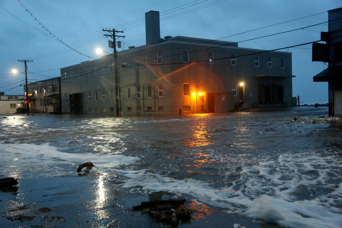 Remanentes del tifón ‘Merbok’ provocaron una de las tormentas más fuertes registradas en Alaska durante los últimos 50 años. Foto Ap