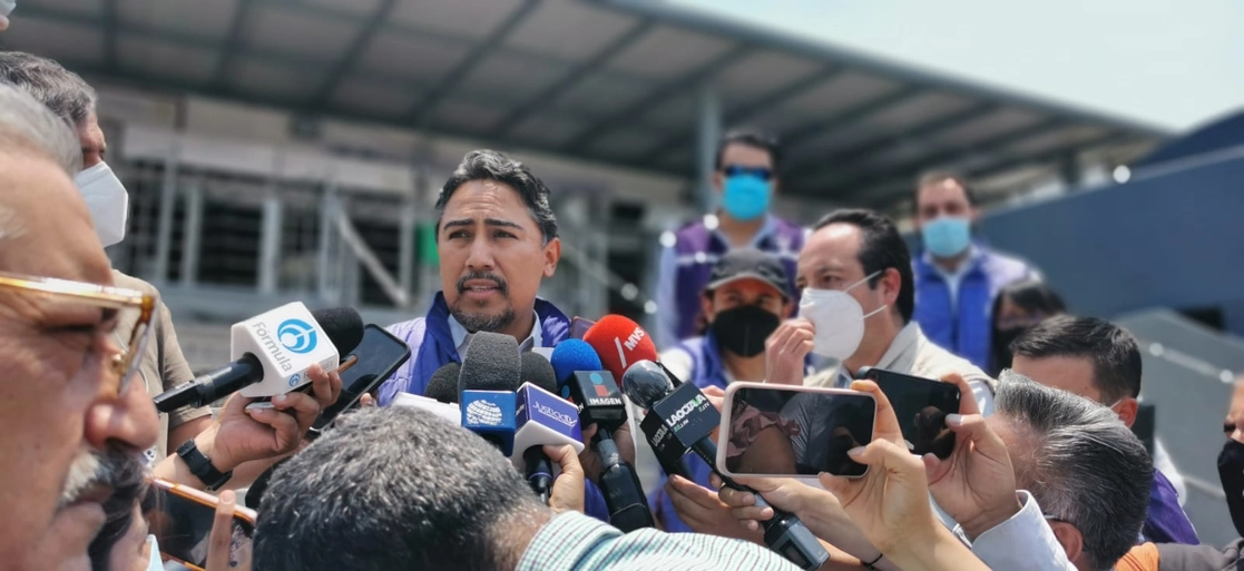El director del Instituto Federal de Defensoría Pública, Netzai Sandoval, al salir del encuentro con las internas de Santa Martha Acatitla, el 20 de mayo de 2022. Foto 'La Jornada' 