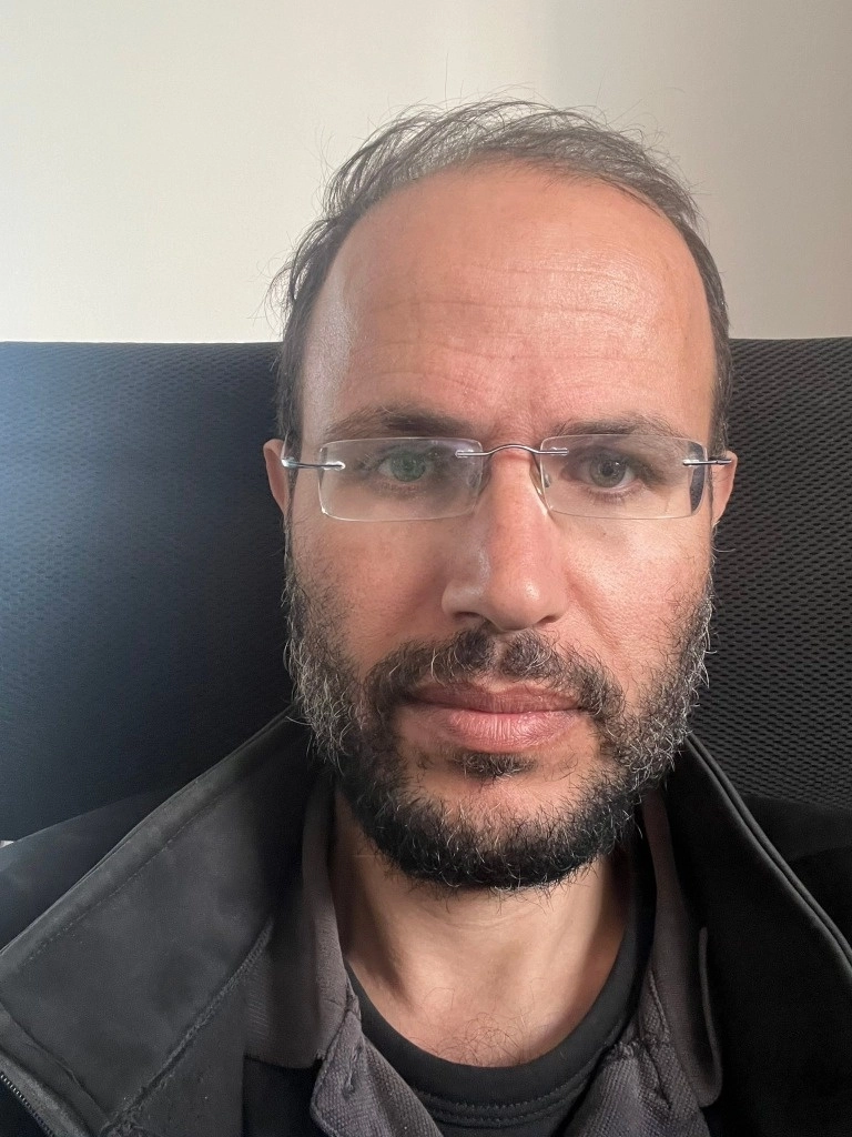 Refaat Alareer editó el libro "Gaza writes back", un compendio de crónicas sobre la vida este territorio escritas por jóvenes autores, y publicó "Gaza unsilenced". Foto tomada de X @itranslate123.