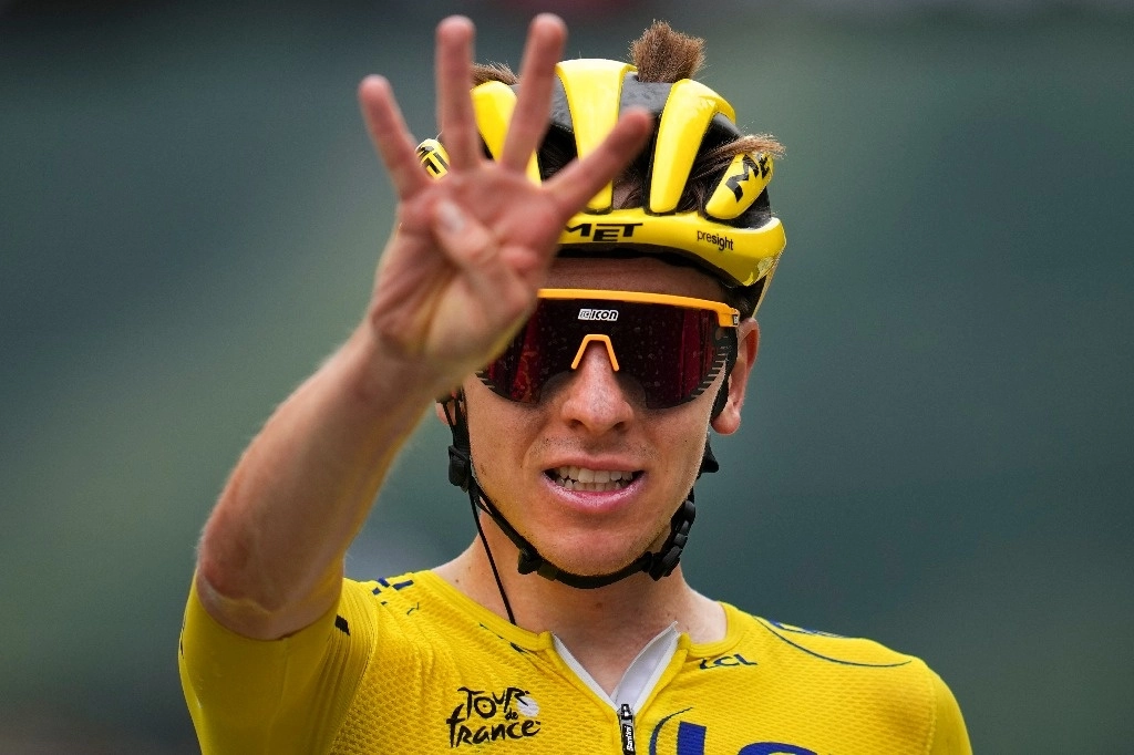 El esloveno, ganador del Tour en las ediciones de 2020 y 2021, atacó a 8.7 kilómetros para meta.  Foto Ap