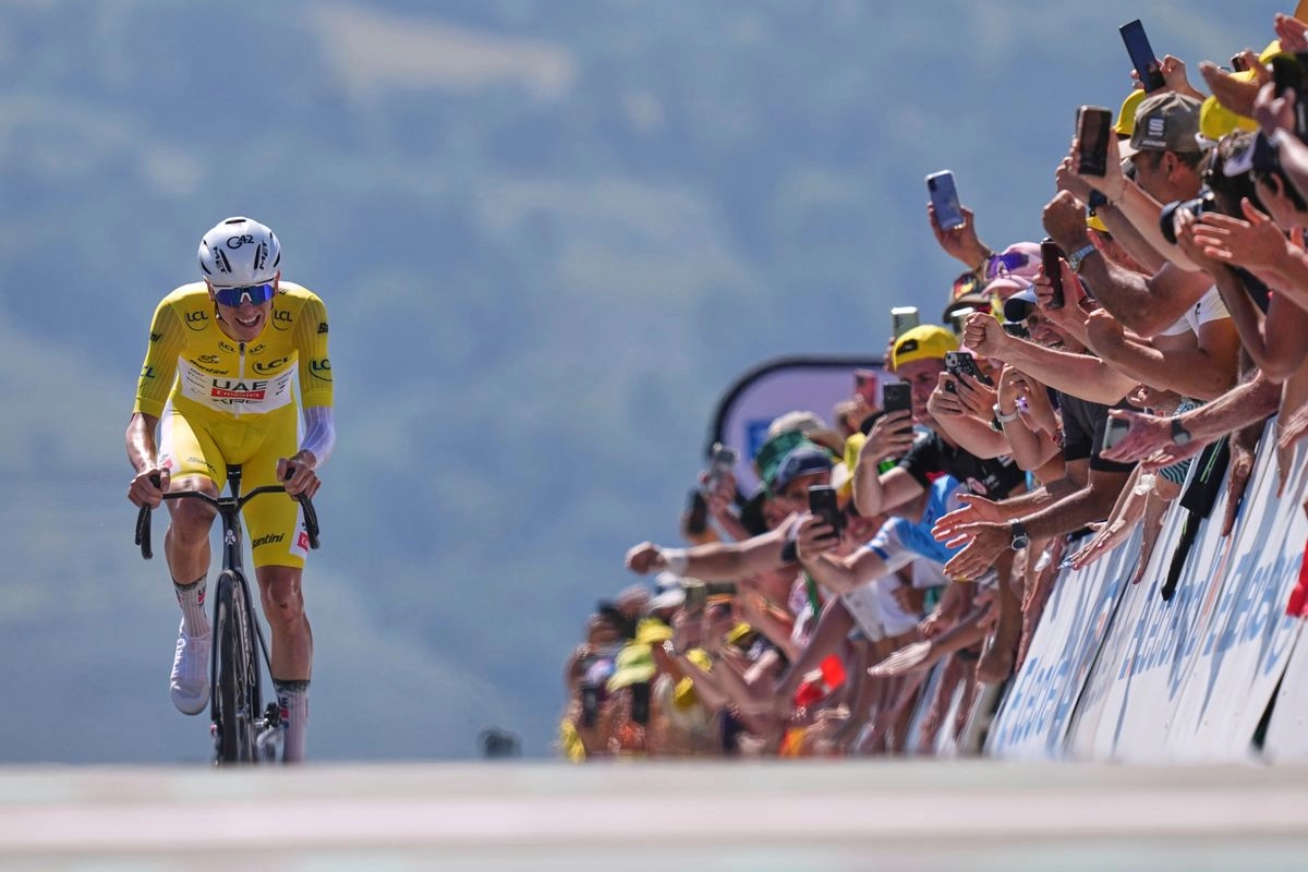 El maillot amarillo del Tour de Francia, Tadej Pogacar, conquistó la cronoescalada con final en Peyragudes, en los Pirineos, encadenando una segunda victoria consecutiva. Imagen del 18 de julio de 2025. Foto 
