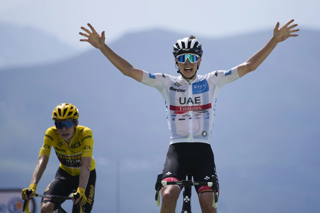 El esloveno Tadej Pogacar se llevó la victoria en la 17ª etapa del Tour de Francia con final en el altipuerto de Peyragudes, en los Pirineos, aunque llegó a meta al mismo tiempo que el maillot amarillo Jonas Vingegaard, el 20 de julio de 2022. Foto Ap