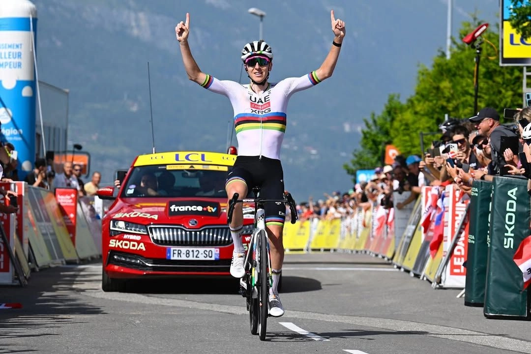 Con este triunfo 97 de su carrera, Pogacar, que superó en un minuto y un segundo (1:01) al danés Jonas Vingegaard, se convirtió en el corredor en activo con más victorias, igualado con el velocista francés Arnaud Demare de 33 años. Foto

