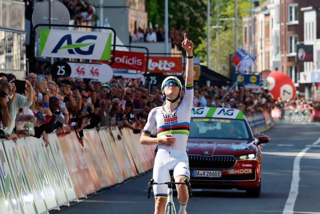 Pogačar reaccionó con facilidad al ataque de Vingegaard en la última subida al Col du Mont-Cenis en una dura carrera que los contendientes del Tour utilizan para afinar sus preparativos.