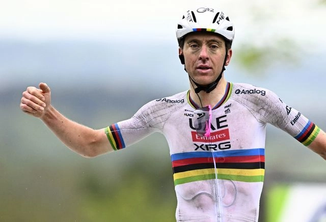El tres veces campeón del Tour de Francia ganó por última vez la carrera belga en el 2023 y mostró su destacada habilidad para escalar cuando se adelantó en el ascenso final. Foto