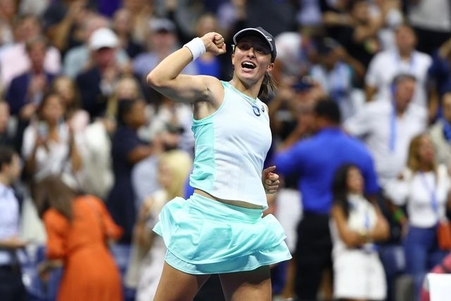 Swiatek, doble campeona de Roland Garros (2020 y 2022), superó a Sabalenka, número seis mundial. Foto Afp