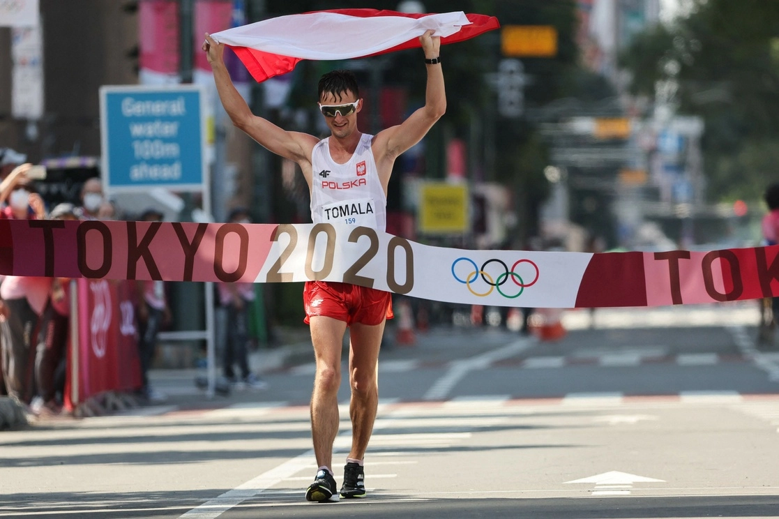 El polaco Dawid Tomala ganó la final masculina de caminata de 50 km durante los Juegos Olímpicos de Tokio 2020. Foto Afp