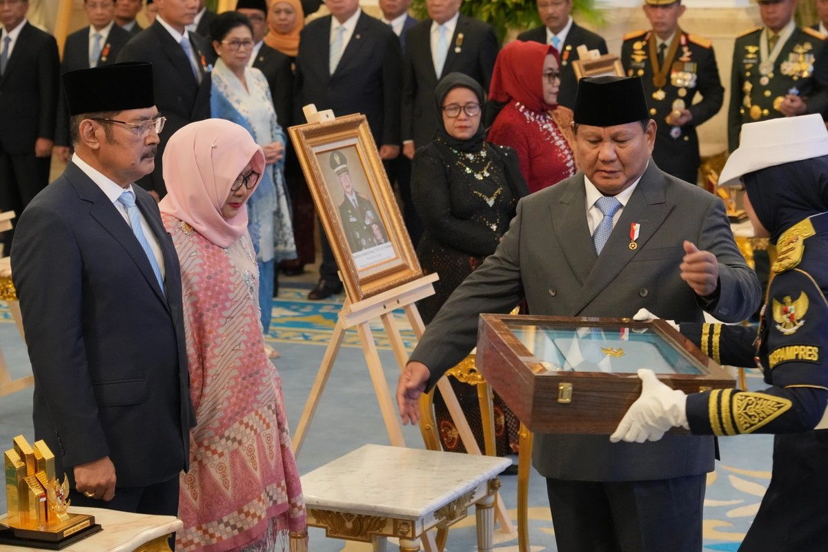 El presidente de Indonesia, Prabowo Subianto, segundo a la derecha, entrega un certificado de héroe nacional a Siti Hardiyanti Rukmana, segunda a la izquierda, hija del difunto presidente Suharto, y a su hijo Bambang Trihatmojo, a la izquierda, durante una ceremonia de entrega de títulos de héroe nacional a diez figuras, incluido el ex hombre fuerte, en el Palacio de Estado en Yakarta, Indonesia, el lunes 10 de noviembre de 2025.