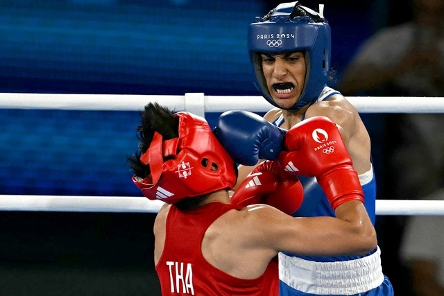 La tailandesa Janjaem Suwannapheng (izq) y la argelina Imane Khelif (der) compiten en la semifinal de boxeo femenina de 66 kg durante los Juegos Olímpicos de París 2024. Foto Afp