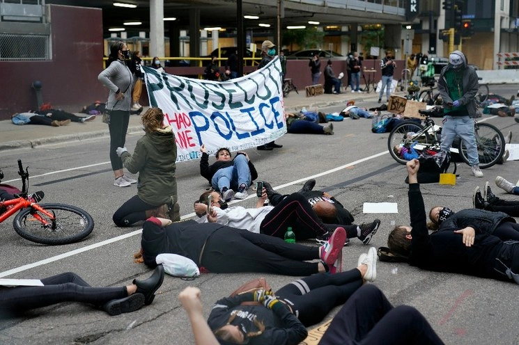 Manifestantes en el Centro de Justicia Familiar, en Minneapolis, protestan previo a la comparecencia de Derek Chauvin, acusado de asesinar al afroamericano George Floyd. Foto Ap