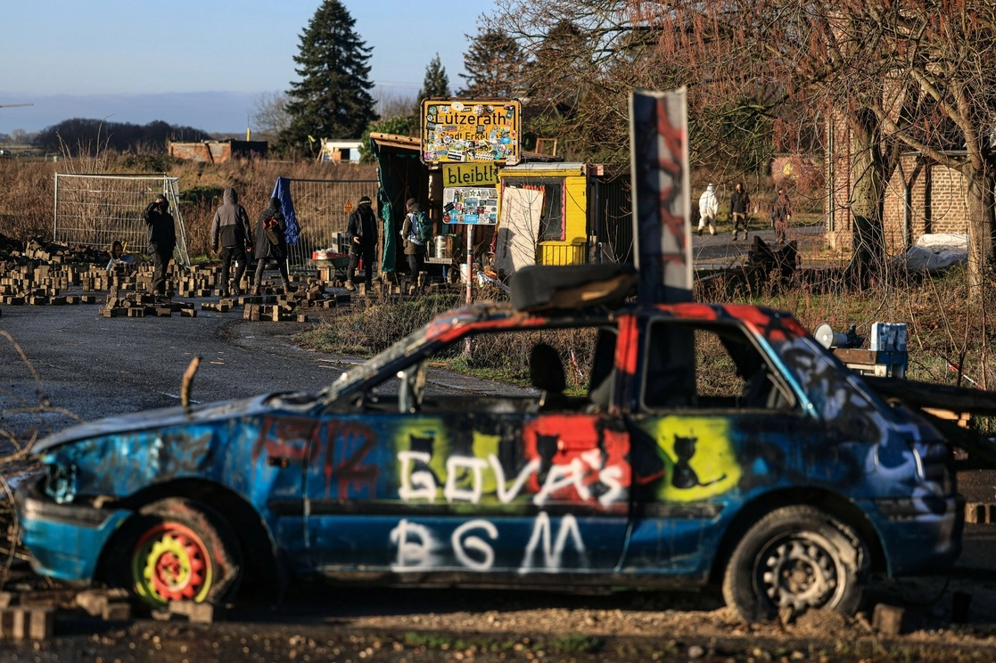 Activistas al borde de una mina de lignito a cielo abierto en las afueras de Lutzerath, Alemania. Foto Ap