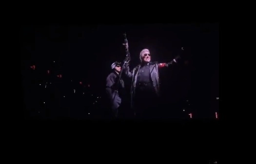 En unas imágenes difundidas en redes sociales puede verse a Waters vestido con un abrigo negro y brazaletes rojos, en un concierto ofrecido el 17 de mayo en la sala Mercedes-Benz Arena de Berlín. Foto Redes Sociales

