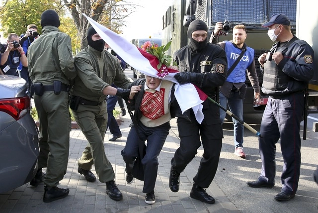 Policías antidisturbios detuvieron a opositoras durante una manifestación de mujeres en Minsk contra el presidente Alexander Lukashenko. Foto Ap / TUT.by