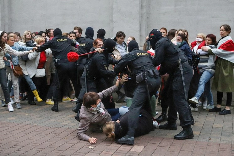 Policías detienen a manifestantes que apoyan a Maria Kolesnikova, en Minsk, Bielorrusia. Foto Ap