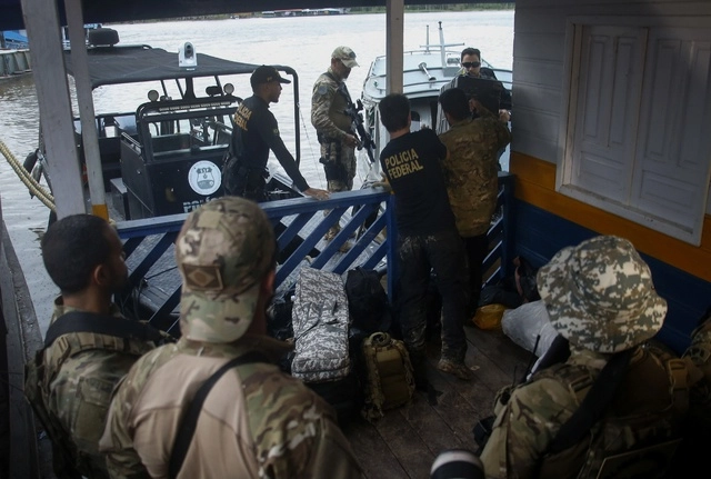 Policías federales encontraron ayer pertenencias del periodista británico Dom Phillips y del experto indígena Bruno Pereira en el Amazonas. Foto Ap 