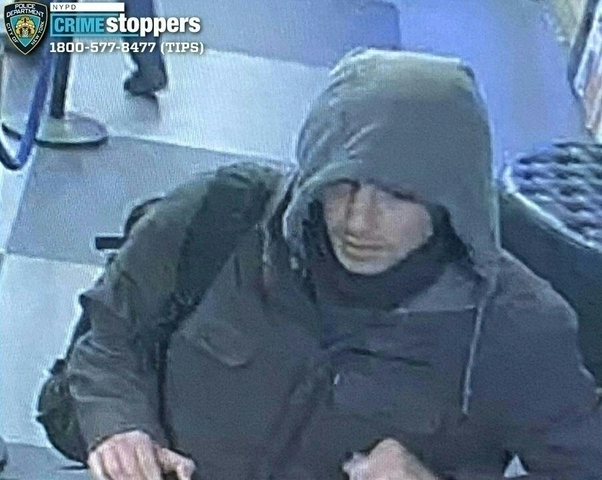 La policía estuvo divulgando imágenes del supuesto autor de los disparos vestido con un chamarra oscura con capucha y mascarilla cubriendo parte de su rostro. Foto Afp
