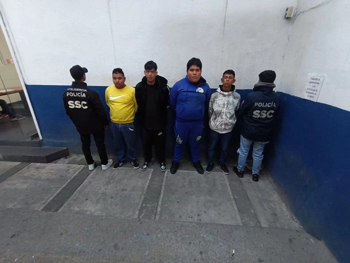 “El Jordan”, de 15 años, fue asegurado junto a tres sujetos tras intentar huir. Operaban extorsiones en Venustiano Carranza y actuaban bajo órdenes de “El Perro”. Foto