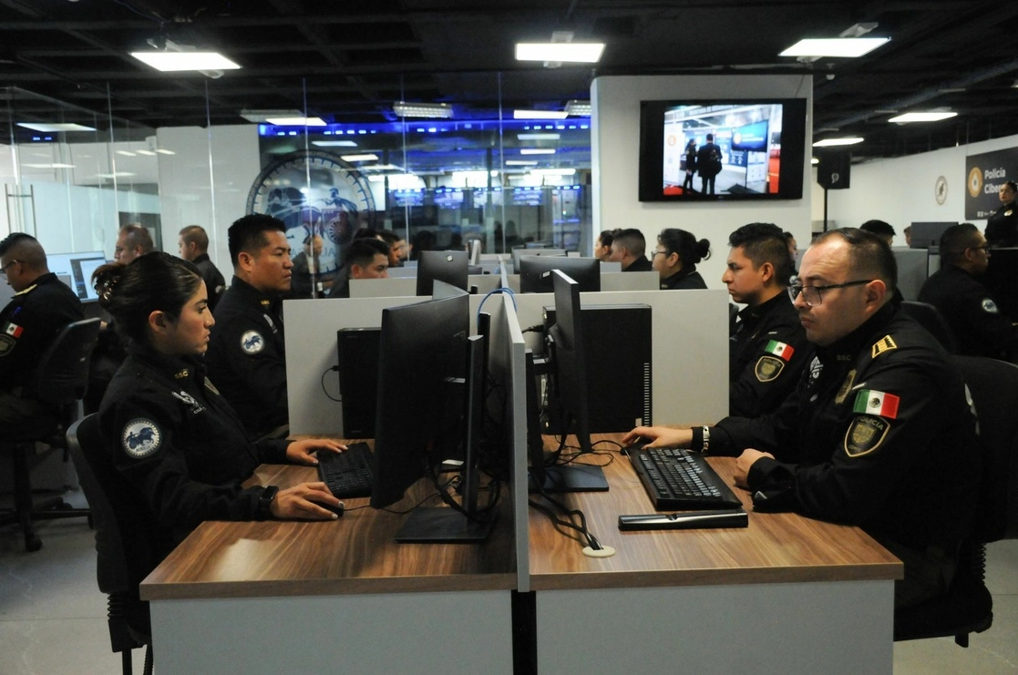 La policía cibernética hará patrullajes en redes sociales para inhibir el consumo de medicamentos controlados entre menores de edad. Foto Cuartoscuro